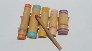 הכנת כלי נגינה מבמבוק בפארק הבמבוק